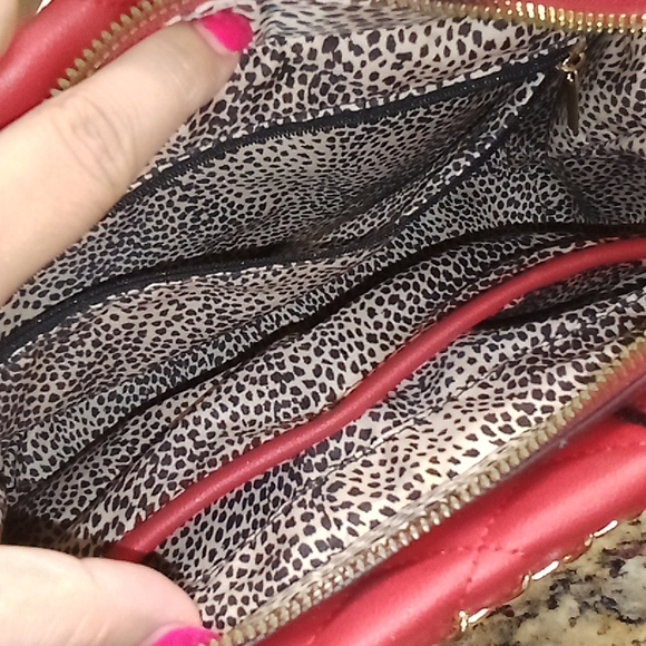 Red 👛 - Picture 4 of 5